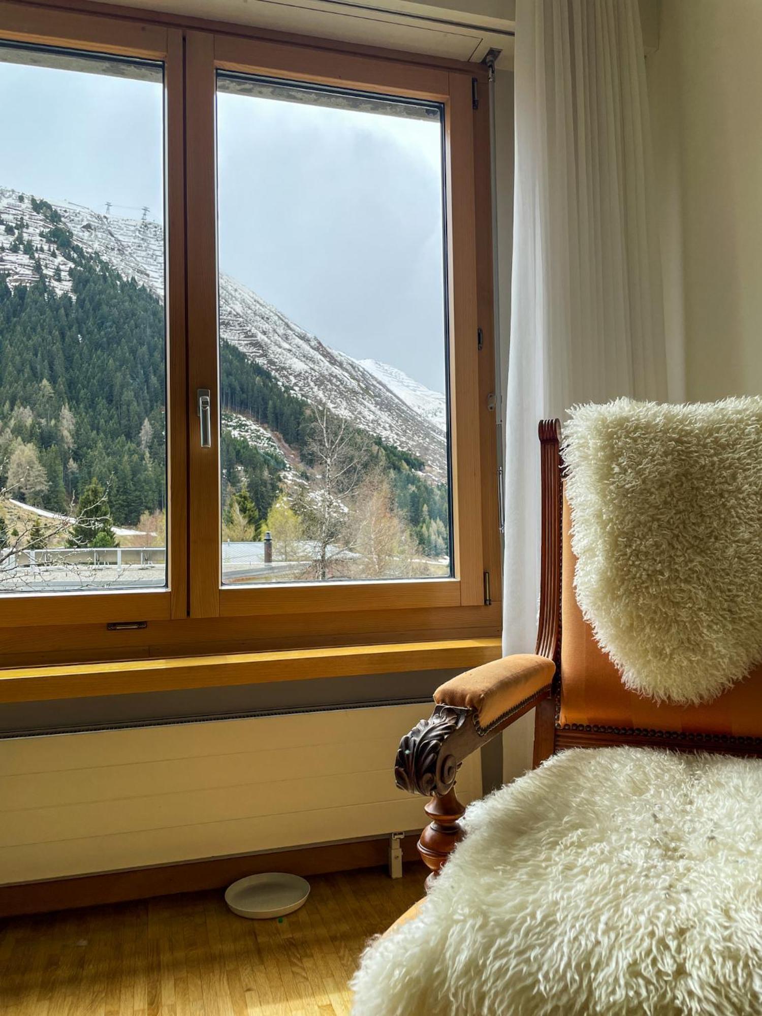 Top Modernes Apartment Im Herzen Von Andermatt Balkon & Bergblick Buitenkant foto