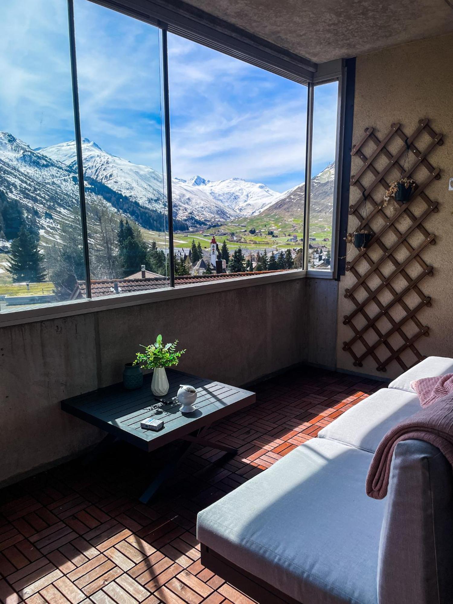 Top Modernes Apartment Im Herzen Von Andermatt Balkon & Bergblick Buitenkant foto