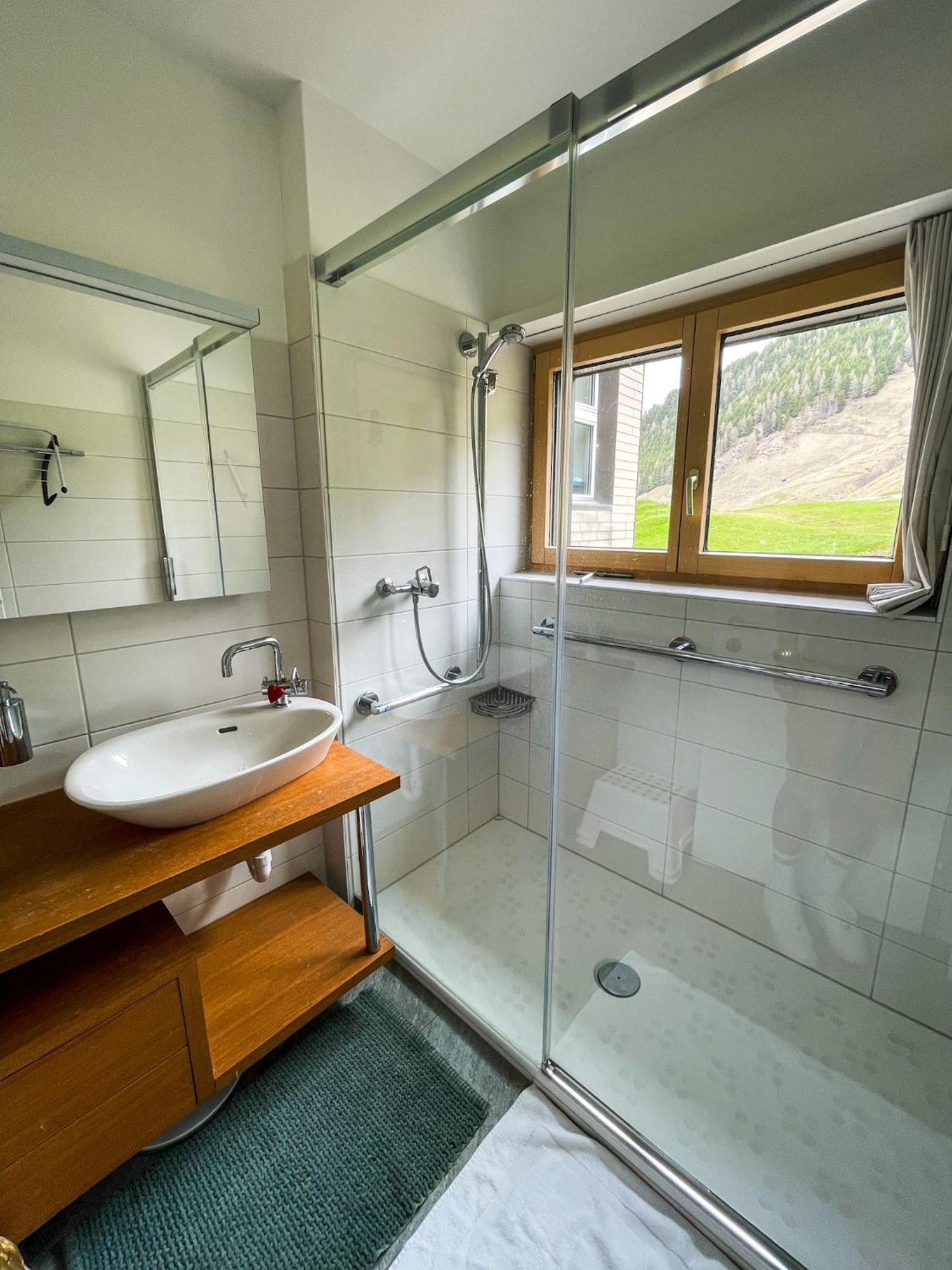Top Modernes Apartment Im Herzen Von Andermatt Balkon & Bergblick Buitenkant foto