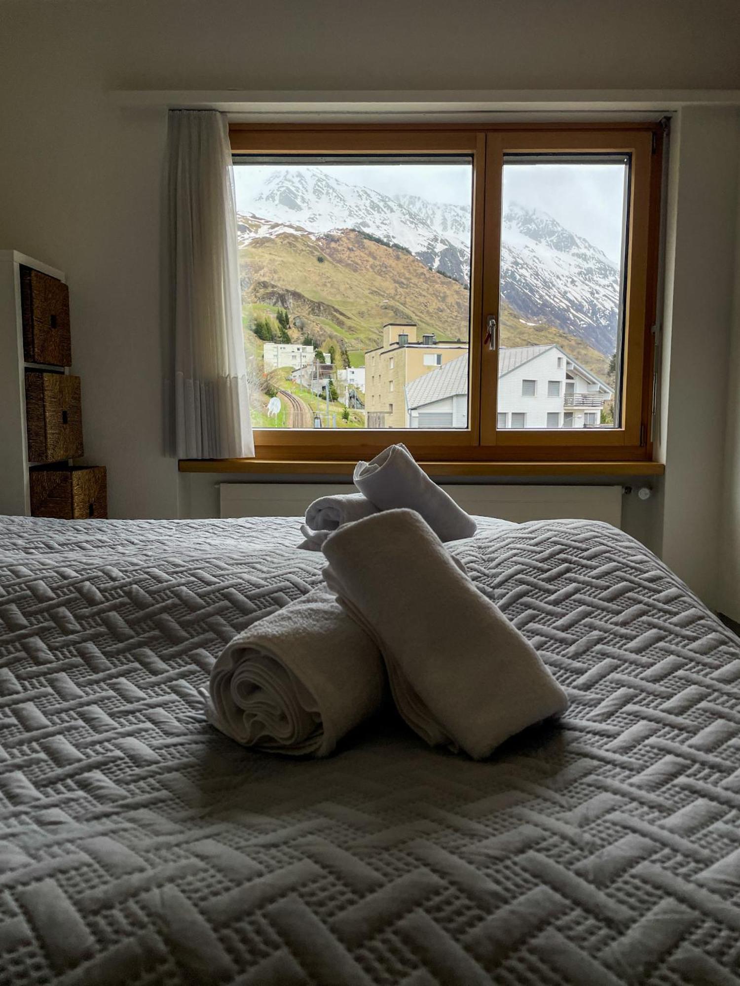 Top Modernes Apartment Im Herzen Von Andermatt Balkon & Bergblick Buitenkant foto